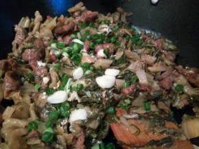 加点白糖、鸡粉就可以，因为白菜是咸的，不需要再加盐了，出锅放点葱花，翻炒均匀、下饭菜就做好了