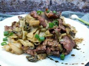 酸香爽脆的腌白菜炒牛肉就可以端上桌跟泡饭一起品尝，记得泡饭要多煮一点，实在是太下饭了，这个酸白菜是上次回老家婆婆给带的，她老人家做的酸白菜比别家的就是不一样，微微一点点的酸香，还脆，平时婆婆还拿它来做酸菜鱼，那汤汁更是不得了的香，只有自己品尝过才懂得酸菜的灵魂所在。