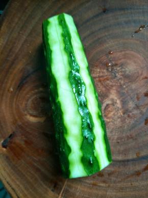 青瓜削皮。如图，这样会比较好看