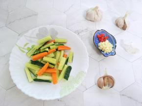 萝卜去皮切小条，青瓜也是，切辣椒段蒜蓉