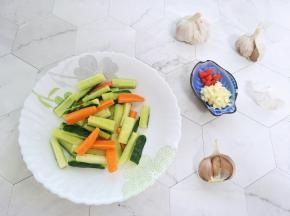 萝卜去皮切小条，青瓜也是，切辣椒段蒜蓉