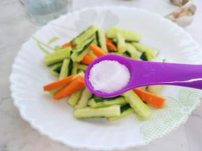 加适量的盐搅拌均匀