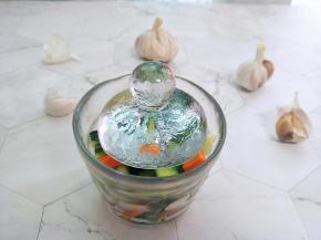 把青瓜胡萝卜条放入一夜渍里，盖上盖子，放冰箱冷藏，压个半个小时到一个小时以上