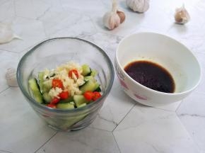 然后用蚝油，酱油，香麻油，盐，陈醋调成酱汁，一夜渍放入辣椒蒜蓉