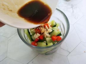再倒进去酱汁，搅拌均匀，盖上盖子，放冰箱冷藏一晚上
