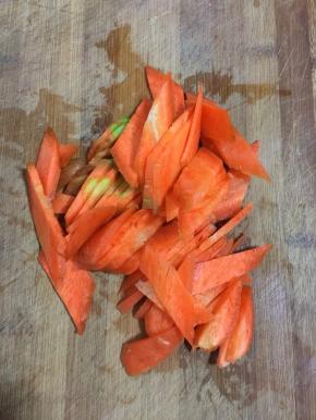 胡萝卜清洗干净切成片备用。