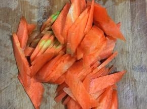 胡萝卜清洗干净切成片备用。