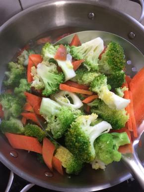 捞出沥干水分备用。（不要焯水时间太长，断生即可。）