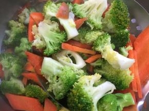 捞出沥干水分备用。（不要焯水时间太长，断生即可。）