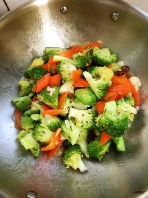 一道简单又营养的蚝油西兰花就做好啦，开吃吧！