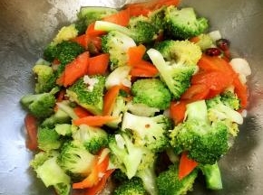 一道简单又营养的蚝油西兰花就做好啦，开吃吧！