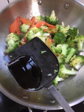 加入三勺蚝油翻炒均匀即可出锅。