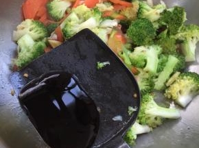 加入三勺蚝油翻炒均匀即可出锅。
