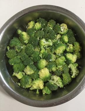 西兰花用剪刀剪成小朵，放在清水中加入少许盐浸泡10分钟，再清洗干净捞出备用。