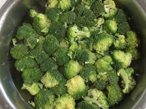 西兰花用剪刀剪成小朵，放在清水中加入少许盐浸泡10分钟，再清洗干净捞出备用。