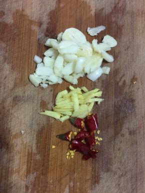 蒜瓣剁碎，生姜切成小片，干辣椒切成段备用。