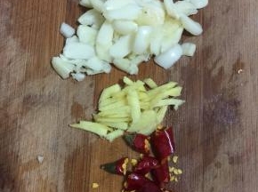 蒜瓣剁碎，生姜切成小片，干辣椒切成段备用。
