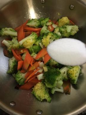 加入一勺盐翻炒均匀。