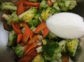 加入一勺盐翻炒均匀。