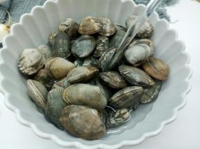 花蛤冲洗干净，控水