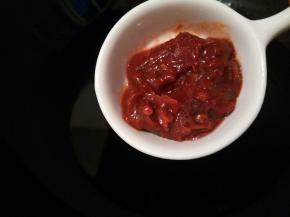 锅里加适量油，加郫县豆瓣酱炒出红油