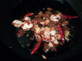 放入姜、蒜、葱白、红辣椒、花椒、煸出香味、干辣椒拿来炒之前，用清水泡个3分钟，这样炒的时候干辣椒不会变黑