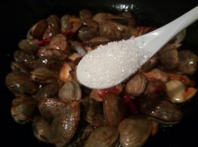 待花蛤翻炒到它张开，加生抽、料酒，少许调味、再加一点点的白糖提鲜，