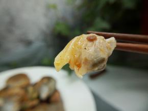 麻辣鲜香的炒花蛤一上桌，孩子就给倒好了啤酒，给他自己榨了一杯橙汁，叫上他老爸赶紧来吃好吃的花蛤，边吃边说，嗯、今天的花蛤味道特别的香，放了花椒有一点点的麻，还有郫县豆瓣酱的香辣味，赞!小编家的孩子就是一个小吃货，天天追着小编做好吃的菜。花蛤其味道鲜美、肉质肥嫩、甘甜清爽、咸鲜之余还有一味浓郁的酱香味，超级美味!还真是百吃不厌呐