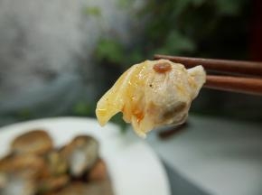 麻辣鲜香的炒花蛤一上桌，孩子就给倒好了啤酒，给他自己榨了一杯橙汁，叫上他老爸赶紧来吃好吃的花蛤，边吃边说，嗯、今天的花蛤味道特别的香，放了花椒有一点点的麻，还有郫县豆瓣酱的香辣味，赞!小编家的孩子就是一个小吃货，天天追着小编做好吃的菜。花蛤其味道鲜美、肉质肥嫩、甘甜清爽、咸鲜之余还有一味浓郁的酱香味，超级美味!还真是百吃不厌呐