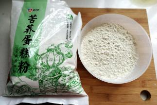 称好苦荞蛋糕粉，可以提前先过筛一次