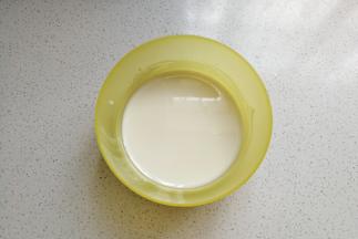 玉米油、牛奶混合，先加入一点点白糖搅拌至乳化状态