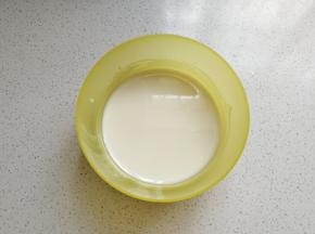 玉米油、牛奶混合，先加入一点点白糖搅拌至乳化状态