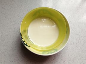 然后把它放入热水中保温