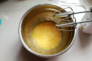 鸡蛋打入无水无油的干净盆中，先倒入一半白糖，用打蛋器先打发一下（挤入少许柠檬汁）
