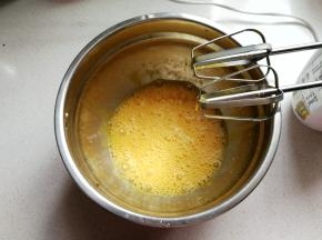 鸡蛋打入无水无油的干净盆中，先倒入一半白糖，用打蛋器先打发一下（挤入少许柠檬汁）