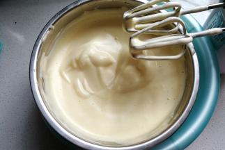 然后再倒入剩下的白糖，在打蛋盆下面坐一盆温水，中速打发至出现纹路不容易消失的状态