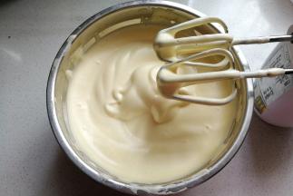 再把打蛋盆从温水中取出，再用低速打发一会儿，目的是消除蛋糊中的大气泡，以及使蛋糊更加细腻