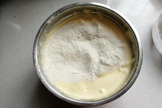 再分两次筛入苦荞蛋糕粉，分别用刮刀切拌均匀