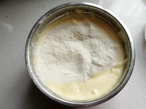 再分两次筛入苦荞蛋糕粉，分别用刮刀切拌均匀