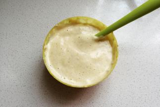 拌好的蛋糕糊先取一小部分，放入牛奶玉米油混合物中翻拌均匀