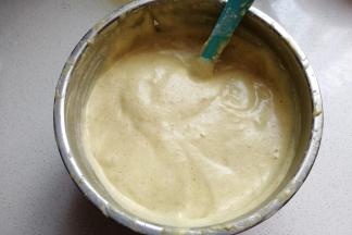 再把拌好的油蛋糊倒入蛋糕糊中，用刮刀从底部向上翻拌均匀（切记不能画圈搅拌，不然立马会消泡）