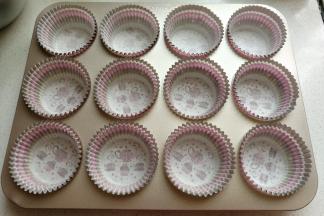 12连学厨蛋糕模提前放上纸杯托