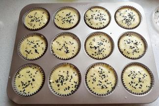 在表面撒上适量混合的黑白芝麻，然后放入预热好的烤箱，中层上下火170度烤约20分钟左右即好。