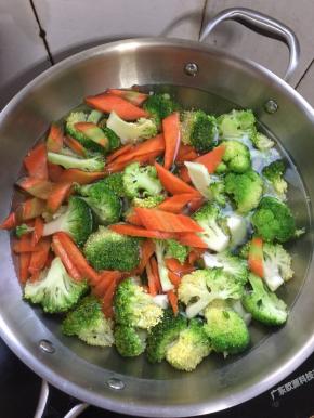 水烧开，加入一勺盐，少许色拉油，放入西兰花和胡萝卜片焯水至断生。
