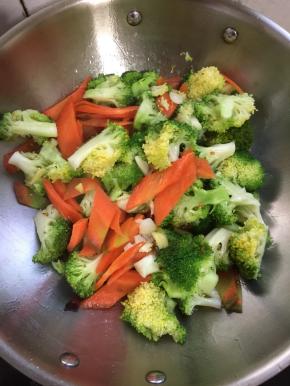 倒入焯好水的西兰花胡萝卜片翻炒片刻。