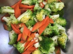 倒入焯好水的西兰花胡萝卜片翻炒片刻。