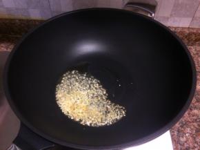 放入姜蒜末爆香。