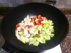 放入杏鲍菇、胡萝卜、西葫芦翻炒片刻。