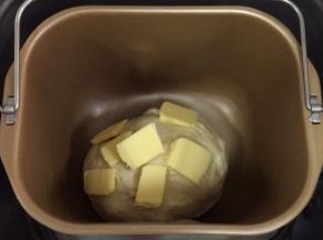约揉15分钟，面团成型后加入黄油继续和面。