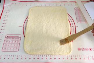 用刷子均匀的刷一点清水，上端留出约1-1.5厘米。